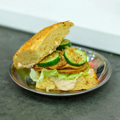 Фокачча с веган тунцом и пастрами Polkilo Food, 200 г