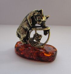 Фигурка на янтаре Кот с аквариумом (пресс)