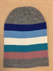 Зимняя двухслойная удлиненная шапочка с полосками.  Темно-синяя, голубая, белая, бирюзовая и розовая полоски на фоне - светло-серый меланж.