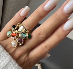 krutoe-kolco-silvia-toledano-shirokoe-s-cvetnymi-podveskami-sharikami