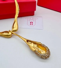 Колье жесткое с подвеской капля в стиле Schiaparelli