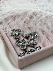 Пуговицы серебристые в форме цветка с жемчугом