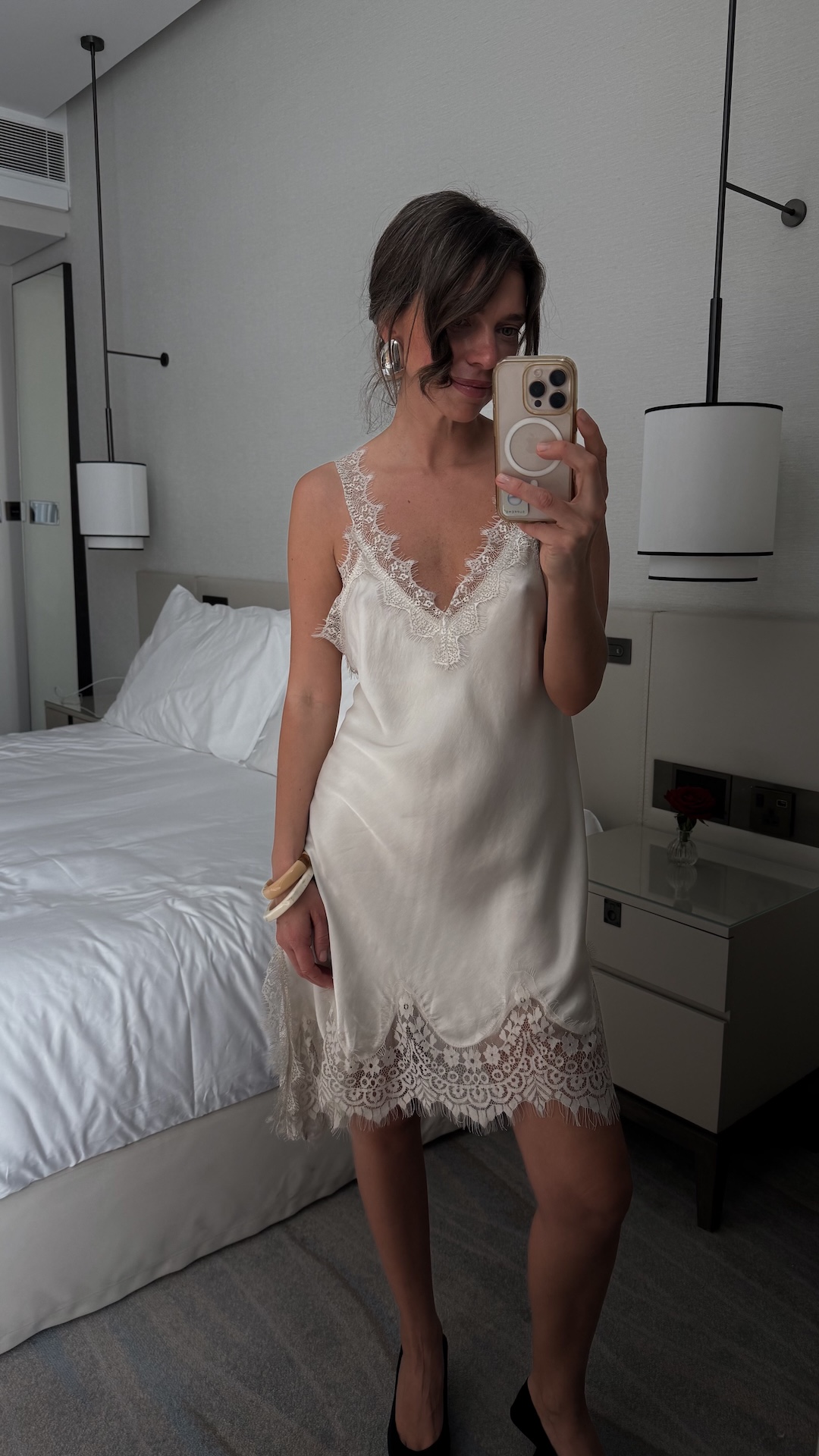 Сорочка с косым краем и широким кружевом