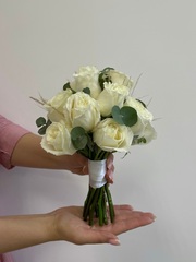 Свадебный букет из одноголовых роз, эвкалипта и сухоцветов