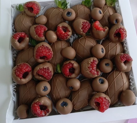 Клубника в шоколаде, малина в шоколаде, голубика в шоколаде