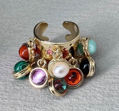 krutoe-kolco-silvia-toledano-shirokoe-s-cvetnymi-podveskami-sharikami