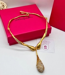 Колье жесткое с подвеской капля в стиле Schiaparelli