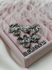 Пуговицы серебристые в форме цветка с жемчугом