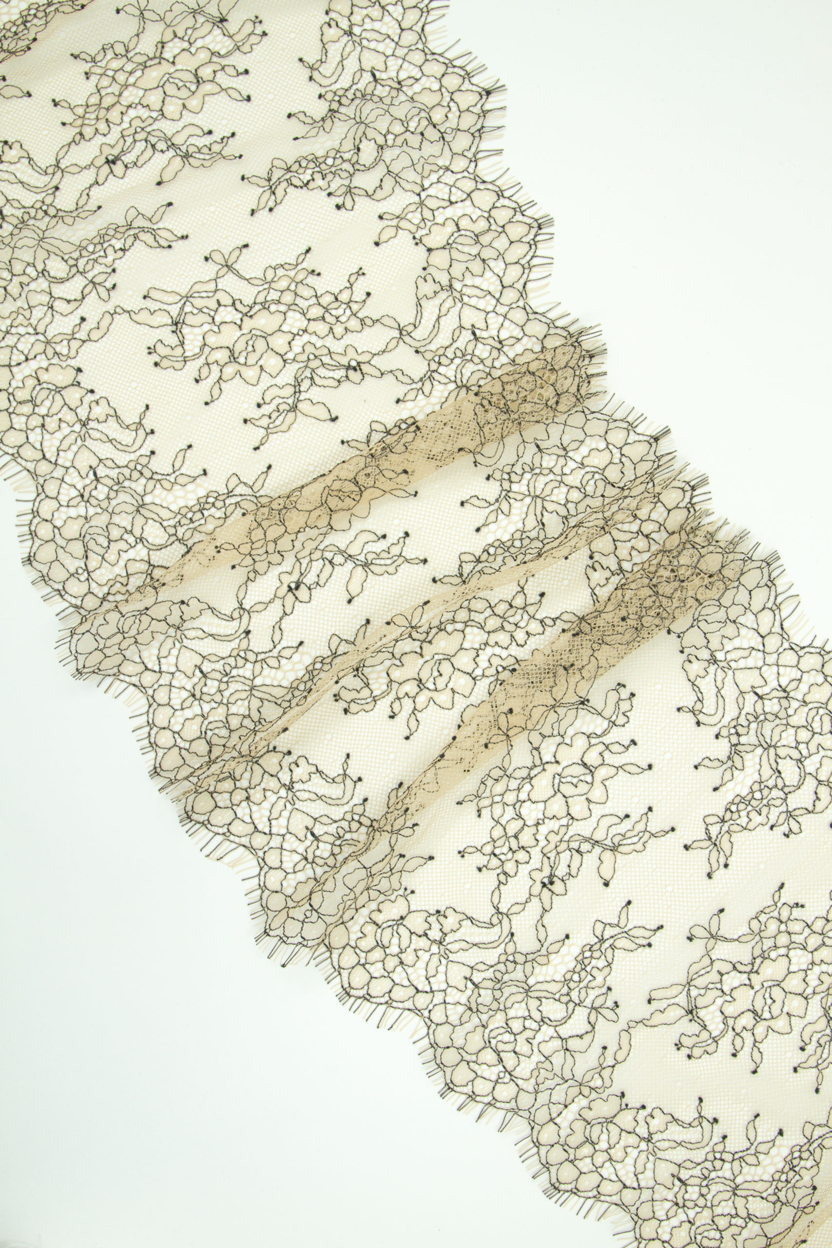 Кружево шантильи телесное с черным неэластичное ширина 22 см ОТРЕЗ 2 м