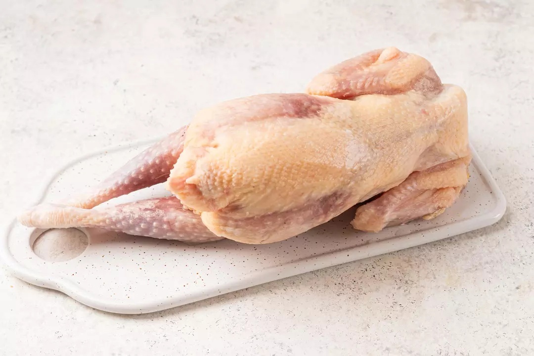 Суповая курица замороженная. Цесарка на белом фоне. Тушка куриная суповая. Тушка куриная суповая. Курица тушка.