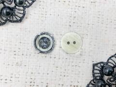Пуговицы, d 1,5 см, 2 прокола, молочный с серым