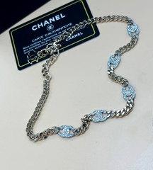 Колье чокер с логотипами CHANEL шампань