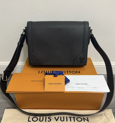 Сумка-мессенджер Louis Vuitton Flap из кожи Taiga