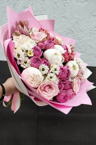 Шикарный большой букет из роз, хризантем, альстромерий и пионов