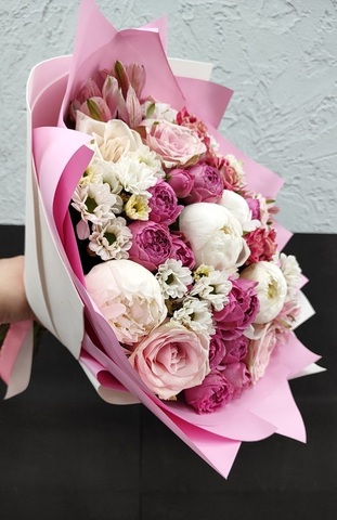 Шикарный большой букет из роз, хризантем, альстромерий и пионов