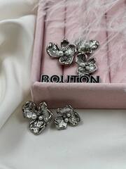 Пуговицы серебристые в форме цветка с жемчугом