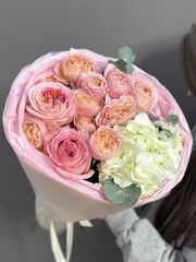 Авторский букет с розовой гортензией и пионовидными розами