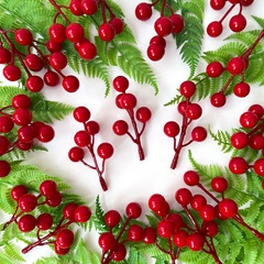 Ягоды красные искусственные, на ветке 5 -7 ягод 10-14 мм, набор 20 шт.