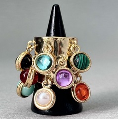 krutoe-kolco-silvia-toledano-shirokoe-s-cvetnymi-podveskami-sharikami