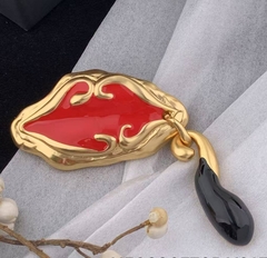 stilnaya-brosh-guby-lips-v-stile-schiaparelli