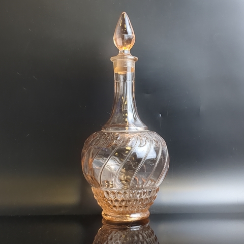 Графин розовое цветное стекло, с пробкой, изящный рисунок, 26 см, винтаж СССР 1970-1990 гг