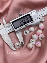 Пуговицы пластиковые в форме клубники белые с розовым