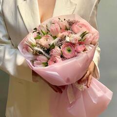 Авторский букет с ранункулюсами, пионовидными тюльпанами, озотамнусом и пёрышками. Авторский букет 022 Chalet Green