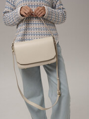 Сумка кожаная на плечо ванильное молоко