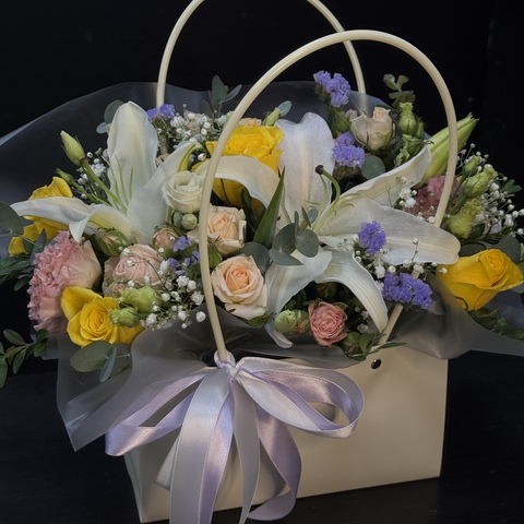 Сумочка с лилией, розами и эустомой