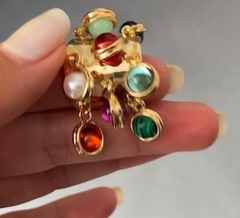 krutoe-kolco-silvia-toledano-shirokoe-s-cvetnymi-podveskami-sharikami