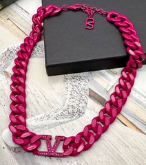 53236 - Колье-цепь крупная с подвесками лого в стиле VALENTINO в розовом родаже