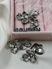 Пуговицы серебристые в форме цветка с жемчугом