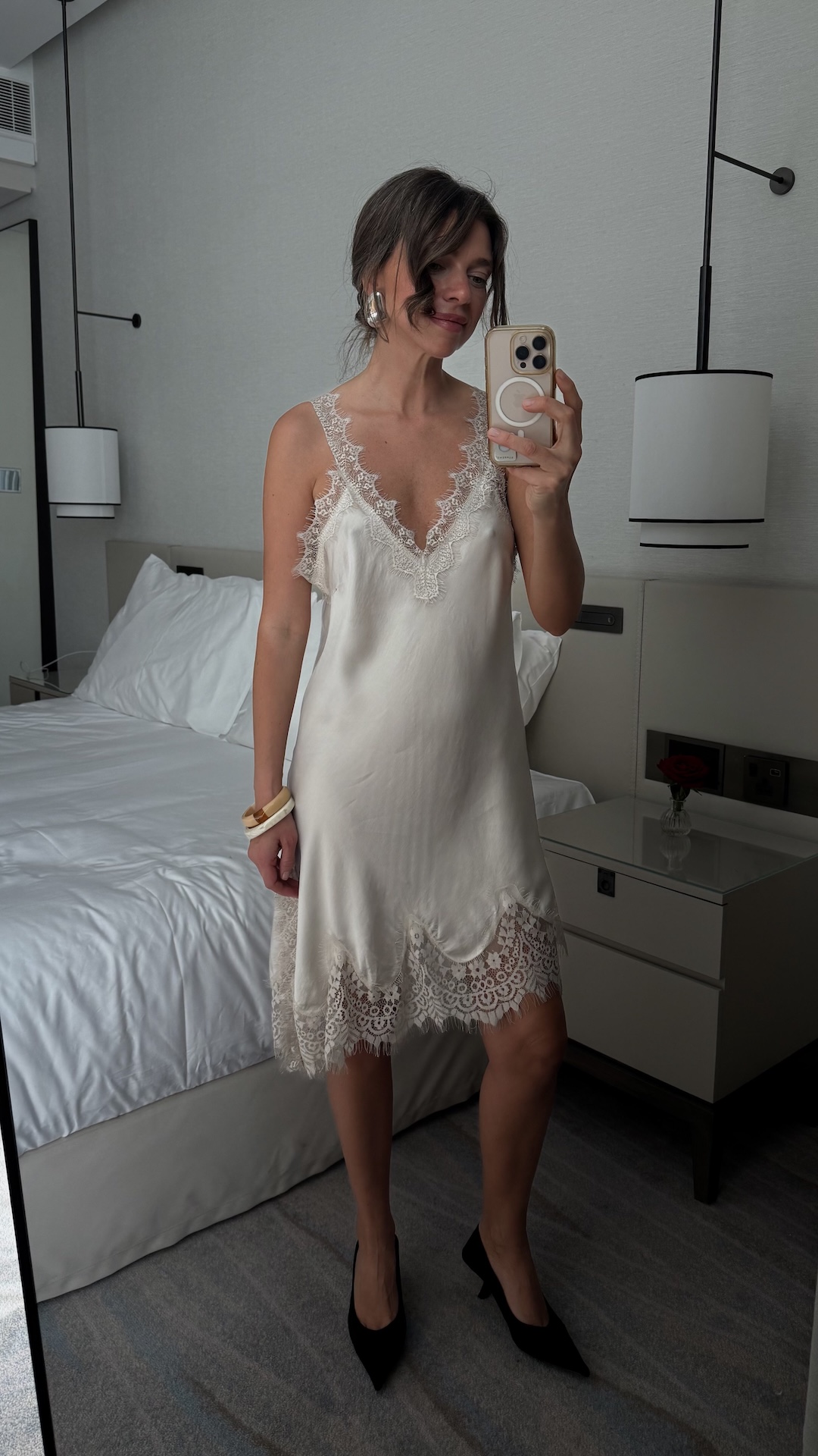 Сорочка с косым краем и широким кружевом