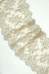 Кружево шантильи телесное с черным неэластичное ширина 22 см длина 1.45 м