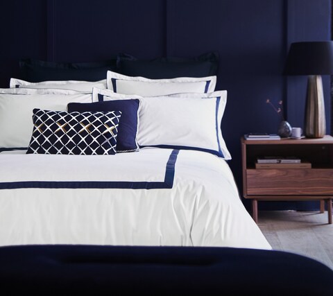 Постельное белье 2 спальное евро Blanc des Vosges Egerie Bleu Corinthe белое с темно-синей отделкой