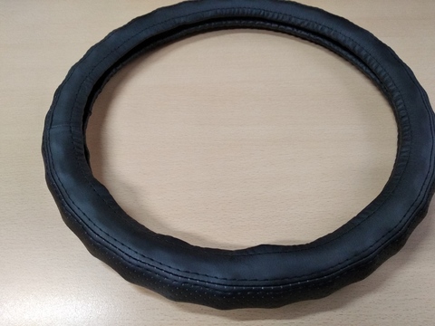 Оплетка на рулевое колесо, Автолидер, М(37-39см), (черная+черная перфорация,волна,экокожа), красн.упаковка