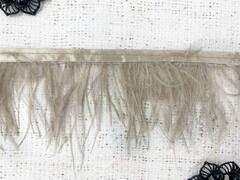 Кант с пером страуса, ш. 9 см, бежевый