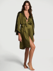 VICTORIA'S SECRET САТИНОВЫЙ ХАЛАТ С КРУЖЕВНЫМИ ВСТАВКАМИ