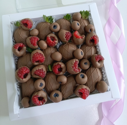 Клубника в шоколаде, малина в шоколаде, голубика в шоколаде