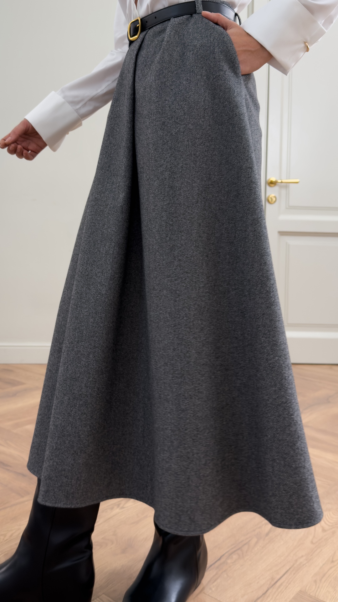 Юбка из костюмной ткани с глубокими защипами