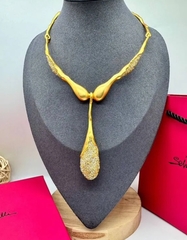 Колье жесткое с подвеской капля в стиле Schiaparelli