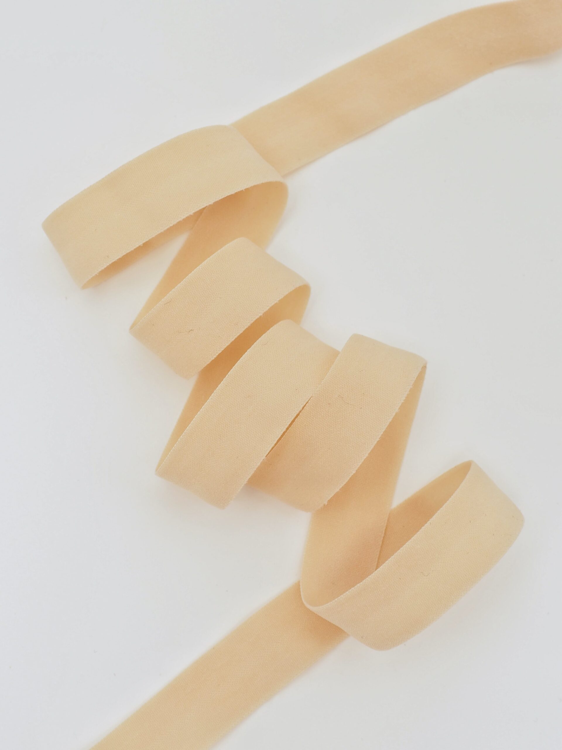 Бейка эластичная бежевая матовая ширина 20 мм