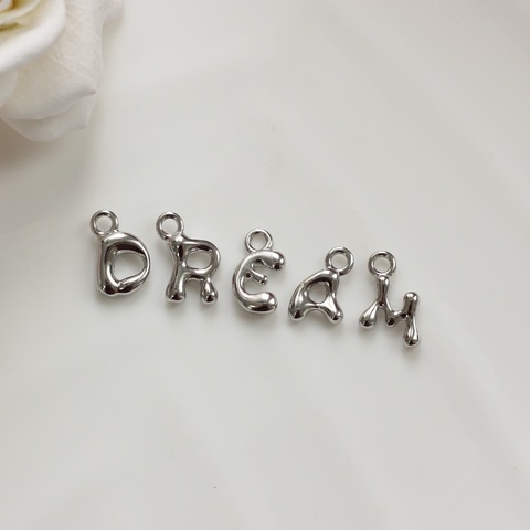 Слово из букв DREAM в серебре
