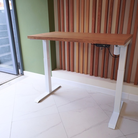 Регулируемый компьютерный стол Motor UP с регулировкой по высоте — столешница МДФ дуб европейский