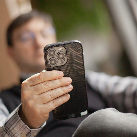 Чехол для iPhone 15 Pro из кожи ящерицы, черного цвета