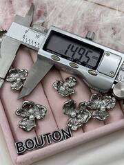 Пуговицы серебристые в форме цветка с жемчугом