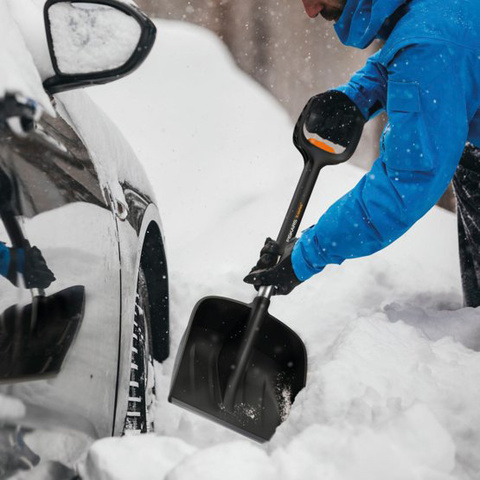 Лопата автомобильная Fiskars 1057187 для уборки снега