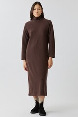 Платье из трикотажа со стойкой коричневого цвета