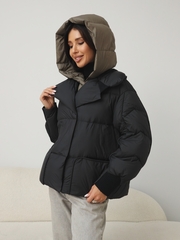 Черный укороченный пуховик с капюшоном цвета хаки