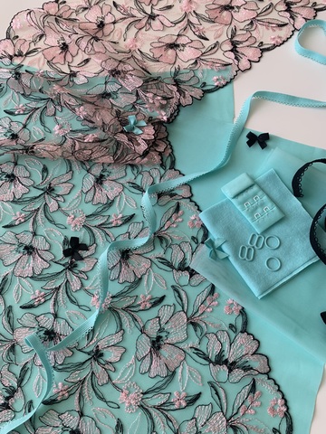 Вышивка на сетке розовая/черная 23 см